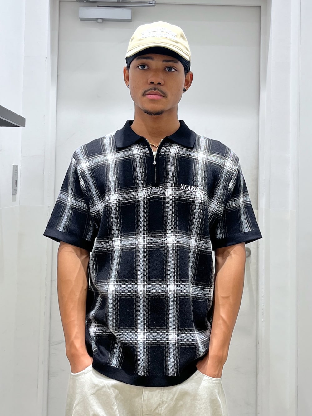 「キャップ、ポロシャツ、ワイドパンツ、ボストンバッグ、サマー、XLARGE」｜「XLARGEのX ANCIENT FUTURISTIC CAP（キャップ、ベージュ系）」を使った、CHRISさん（骨格ウェーブ・メンズ・172cm）の夏コーディネートの2枚目の写真