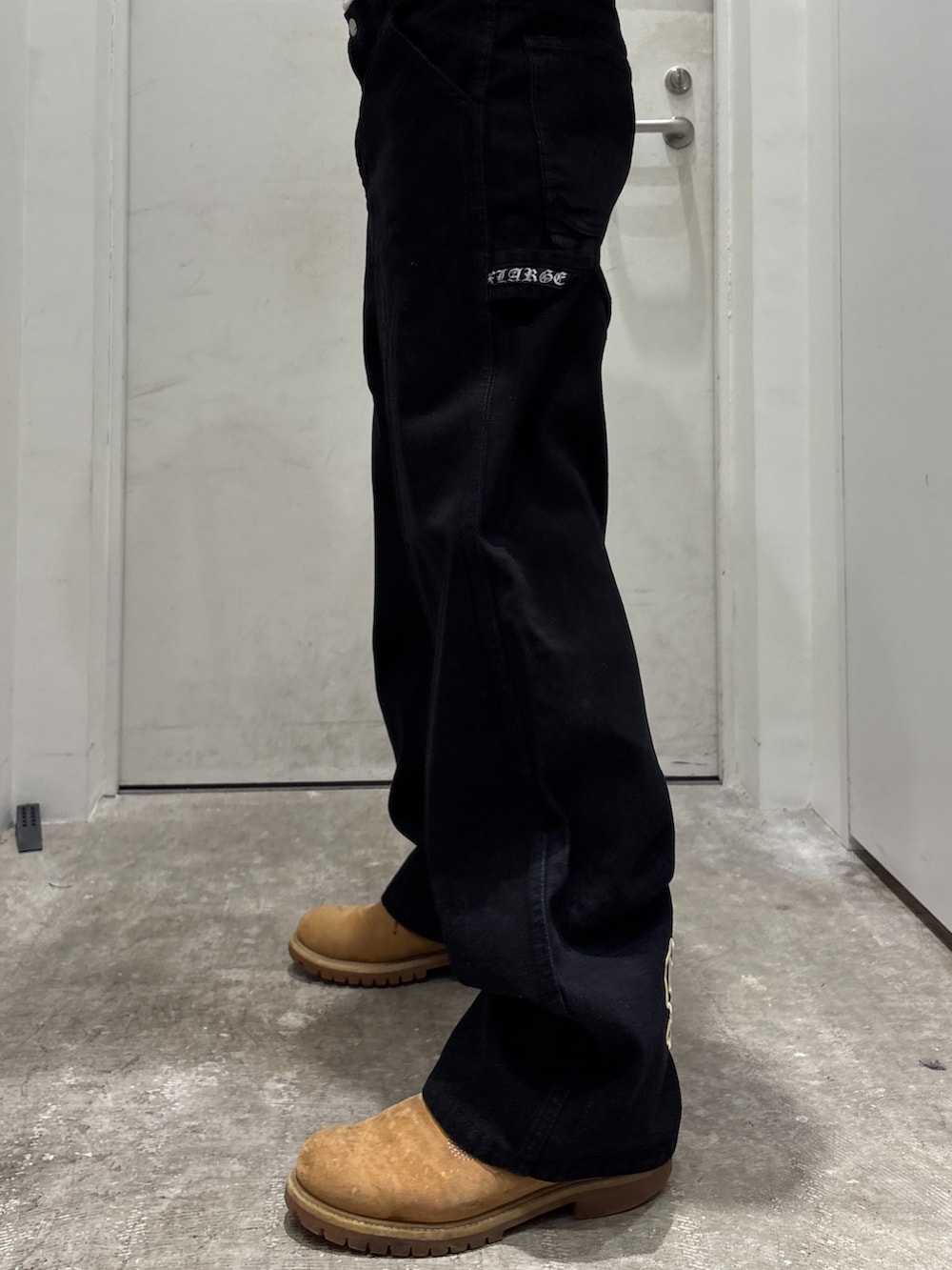 パープル系のTシャツ/カットソー、ブラック系のデニムパンツ、その他のショルダーバッグを着用したメンズの夏コーディネートの5枚目の写真