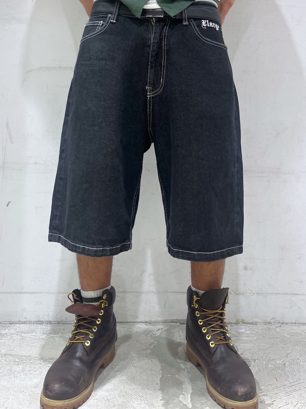 「シャツ、デニムショートパンツ、Tシャツ、サマー」｜「XLARGEのOLD ENGLISH DENIM SHORTS（その他パンツ、ブラック系）」を使った、CHRISさん（メンズ・172cm）の春コーディネートの3枚目の写真