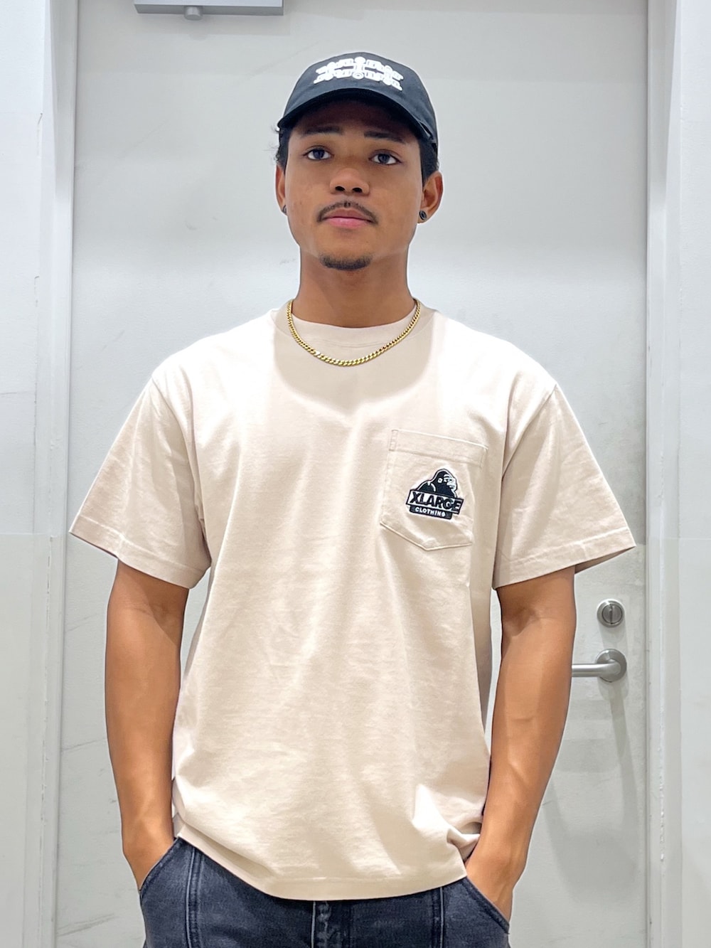 「デニム、キャップ、ショルダーバッグ、Tシャツ、XLARGE、サマー」｜「XLARGEのXLARGE×BOB MARLEY KNIT SHOULDER BAG（ショルダーバッグ、ブラック系）」を使った、CHRISさん（骨格ウェーブ・メンズ・172cm）の夏コーディネートの2枚目の写真