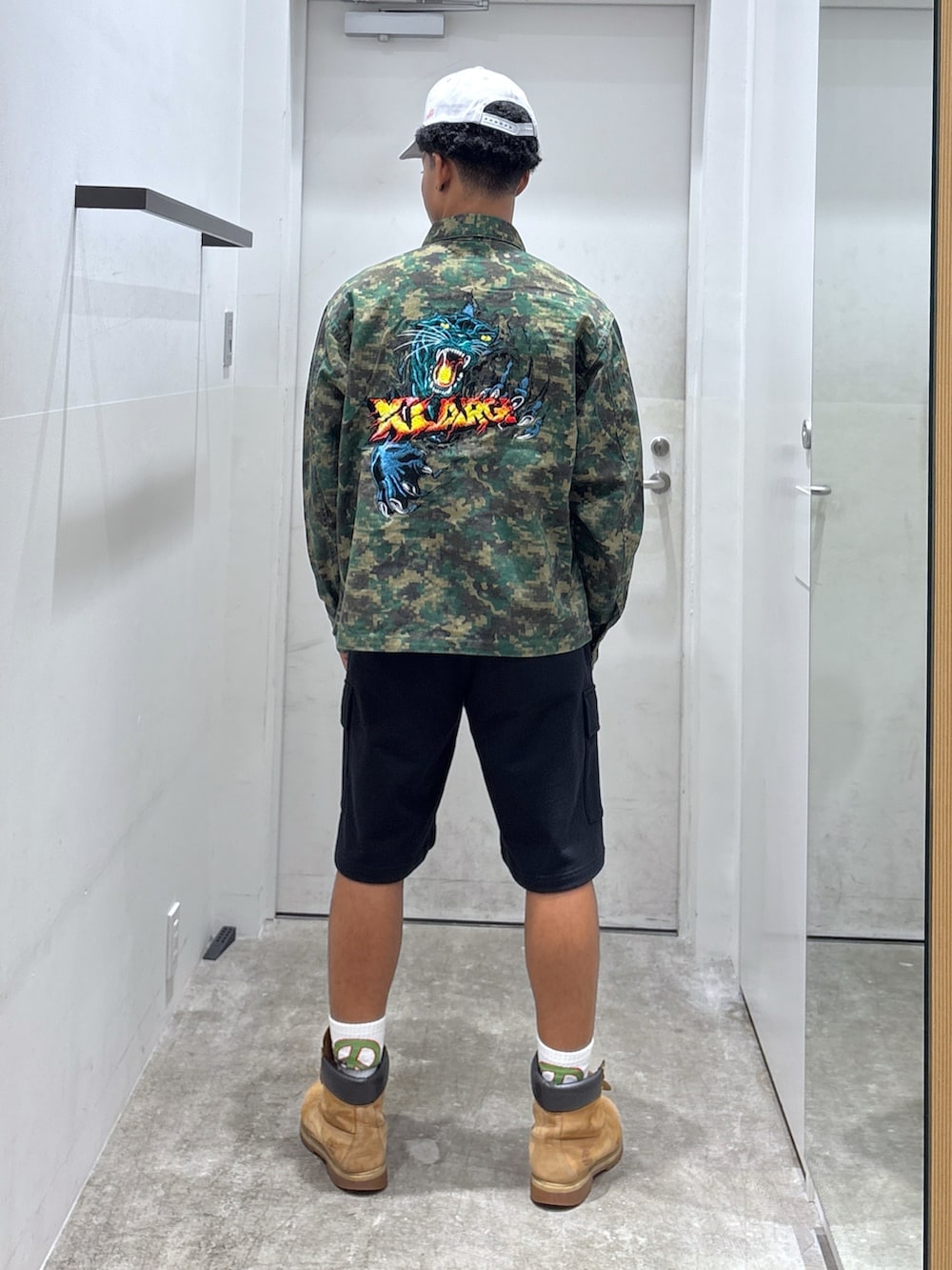 「キャップ、ミリタリージャケット、ハーフパンツ、フォール、XLARGE」｜「XLARGEのWORLDWIDE PLAYERS CAP（キャップ、グレー系）」を使った、CHRISさん（骨格ウェーブ・メンズ・172cm）の夏コーディネートの2枚目の写真