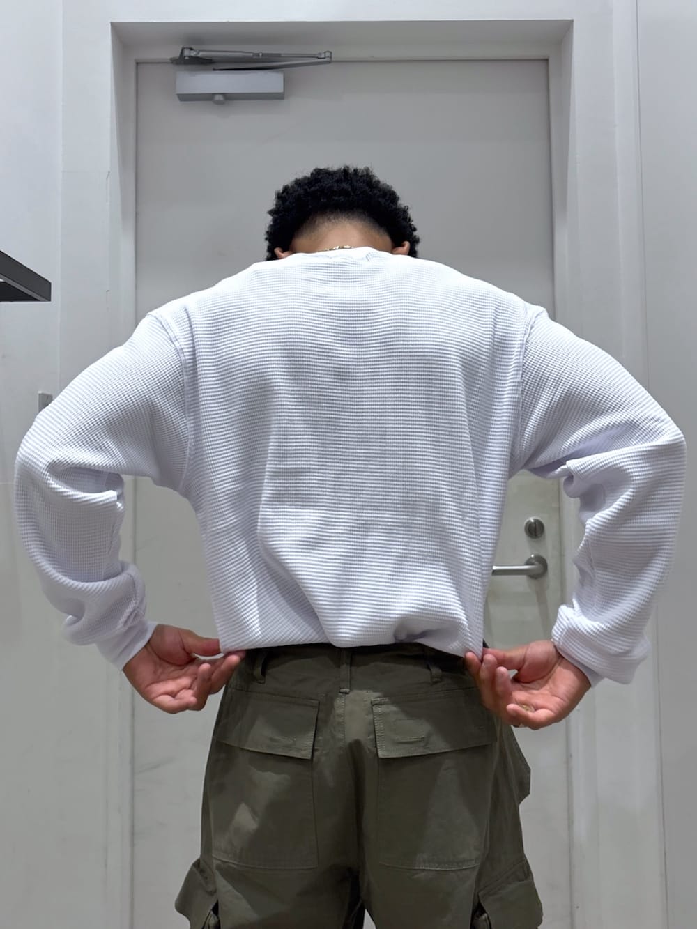 「ベスト、Tシャツ、カーゴパンツ、フォール、XLARGE」｜「XLARGEのPATCHED CANVAS VEST（ベスト、ブラック系）」を使った、CHRISさん（骨格ウェーブ・メンズ・172cm）の夏コーディネートの6枚目の写真