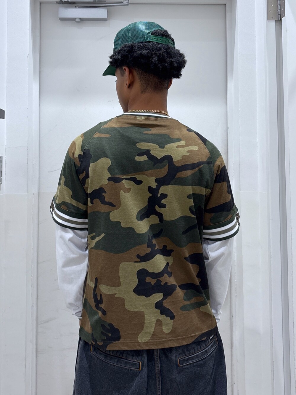 その他のTシャツ/カットソー、ブラック系のデニムパンツ、グリーン系のキャップを着用したメンズの夏コーディネートの5枚目の写真