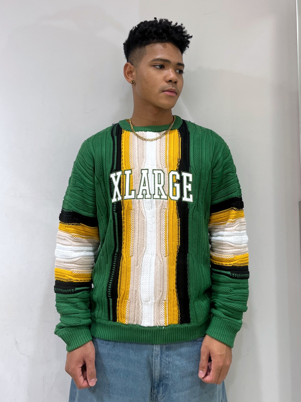 「ニット、デニムパンツ、グリーン、レゲエ」｜「XLARGEのアイテム（ニット/セーター、グリーン系）」を使った、CHRISさん（メンズ・172cm）の秋コーディネートの2枚目の写真