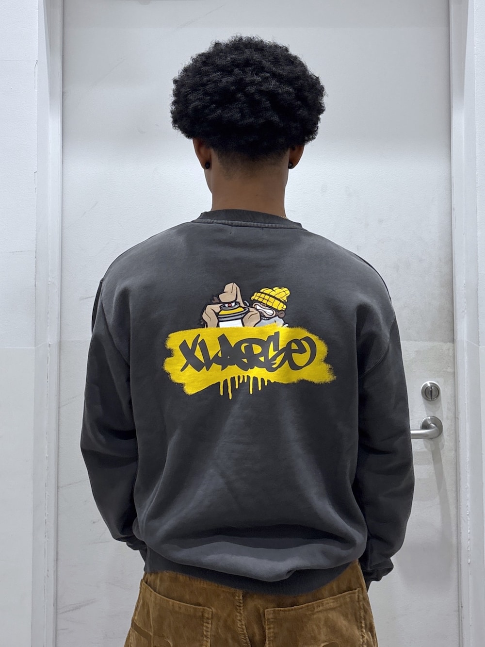 ベージュ系のバックパック/リュック、ブラック系のスウェット、ブラウン系のその他パンツを着用したメンズの秋コーディネートの5枚目の写真