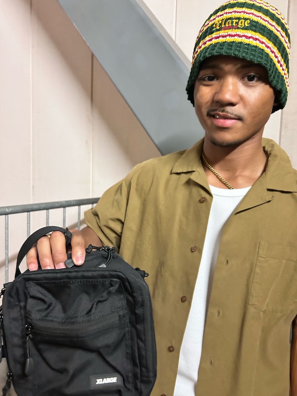 ホワイト系のTシャツ/カットソー、ブラウン系のシャツ/ブラウス、ブルー系のその他パンツを着用したメンズの夏コーディネートの3枚目の写真