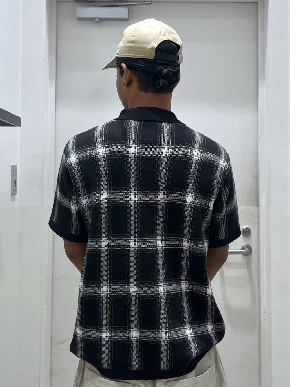 「キャップ、ポロシャツ、ワイドパンツ、ボストンバッグ、サマー、XLARGE」｜「XLARGEのX ANCIENT FUTURISTIC CAP（キャップ、ベージュ系）」を使った、CHRISさん（骨格ウェーブ・メンズ・172cm）の夏コーディネートの3枚目の写真
