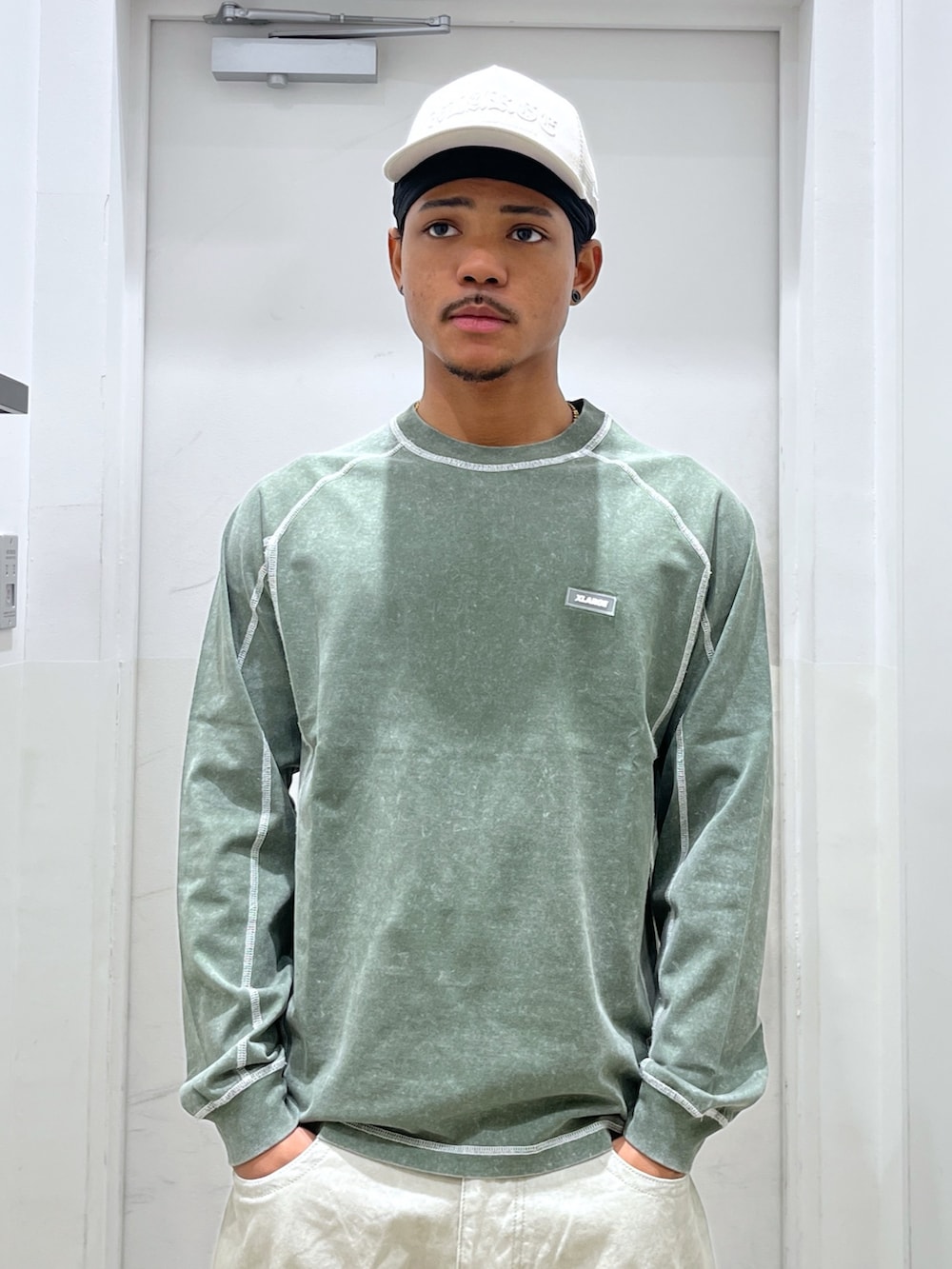 「キャップ、NEW ERA、XLARGE、Tシャツ、サマー、ワイドパンツ」｜「NEW ERAのXLARGE×NEW ERA OLD ENGLISH LOGO MESH SNAPBACK CAP（キャップ、ホワイト系）」を使った、CHRISさん（骨格ウェーブ・メンズ・172cm）の夏コーディネートの3枚目の写真