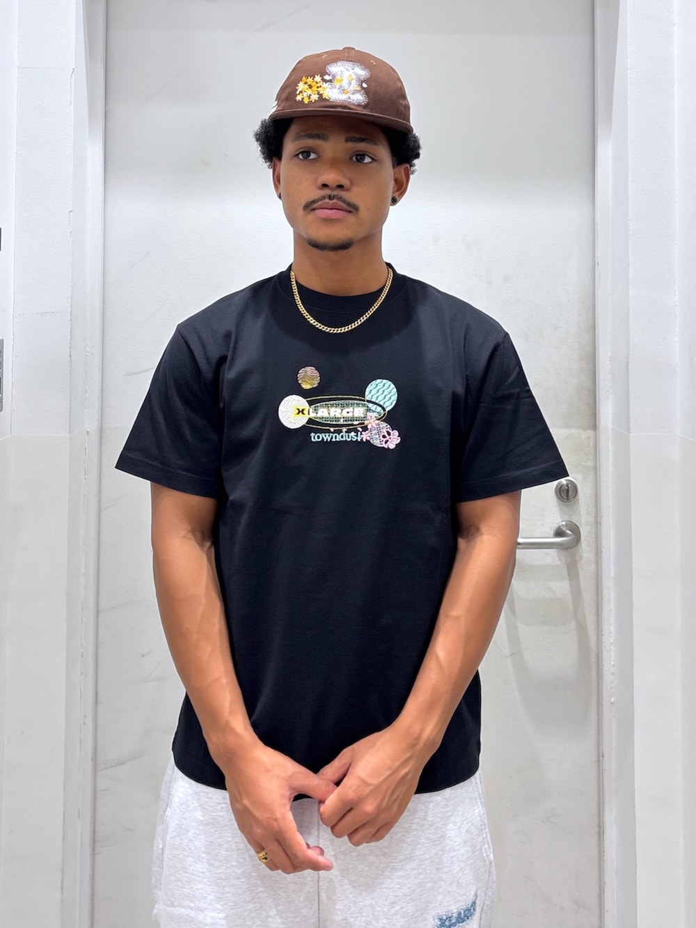 「キャップ、Tシャツ、スウェットパンツ、サマー、XLARGE、コラボ」｜「XLARGEのXLARGE×towndust X LOGO CAP（キャップ、ブラウン系）」を使った、CHRISさん（メンズ・172cm）の夏コーディネートの3枚目の写真