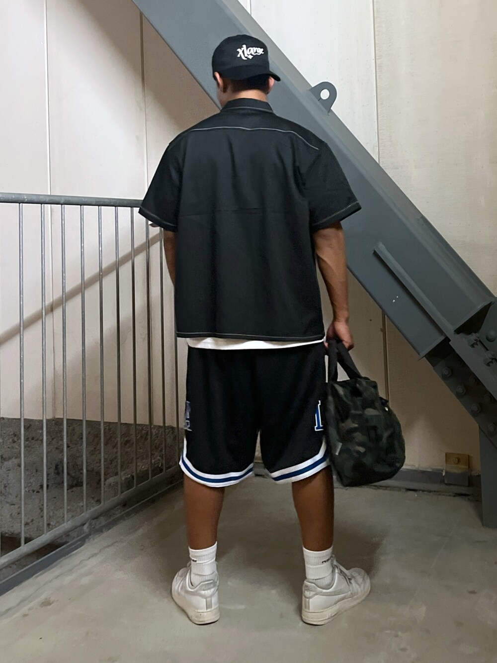 ブラック系のシャツ/ブラウス、ブラック系のその他パンツ、その他のショルダーバッグを着用したメンズの夏コーディネートの2枚目の写真