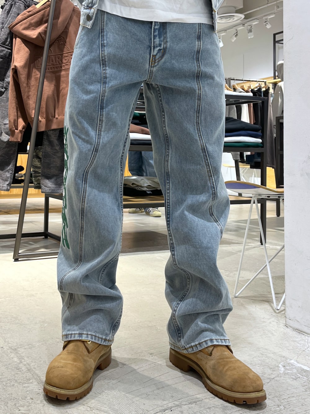 「セットアップ、デニムジャケット、デニムパンツ、春コーデ」｜「XLARGEのアイテム（デニムジャケット、ブルー系）」を使った、CHRISさん（メンズ・172cm）の冬コーディネートの4枚目の写真