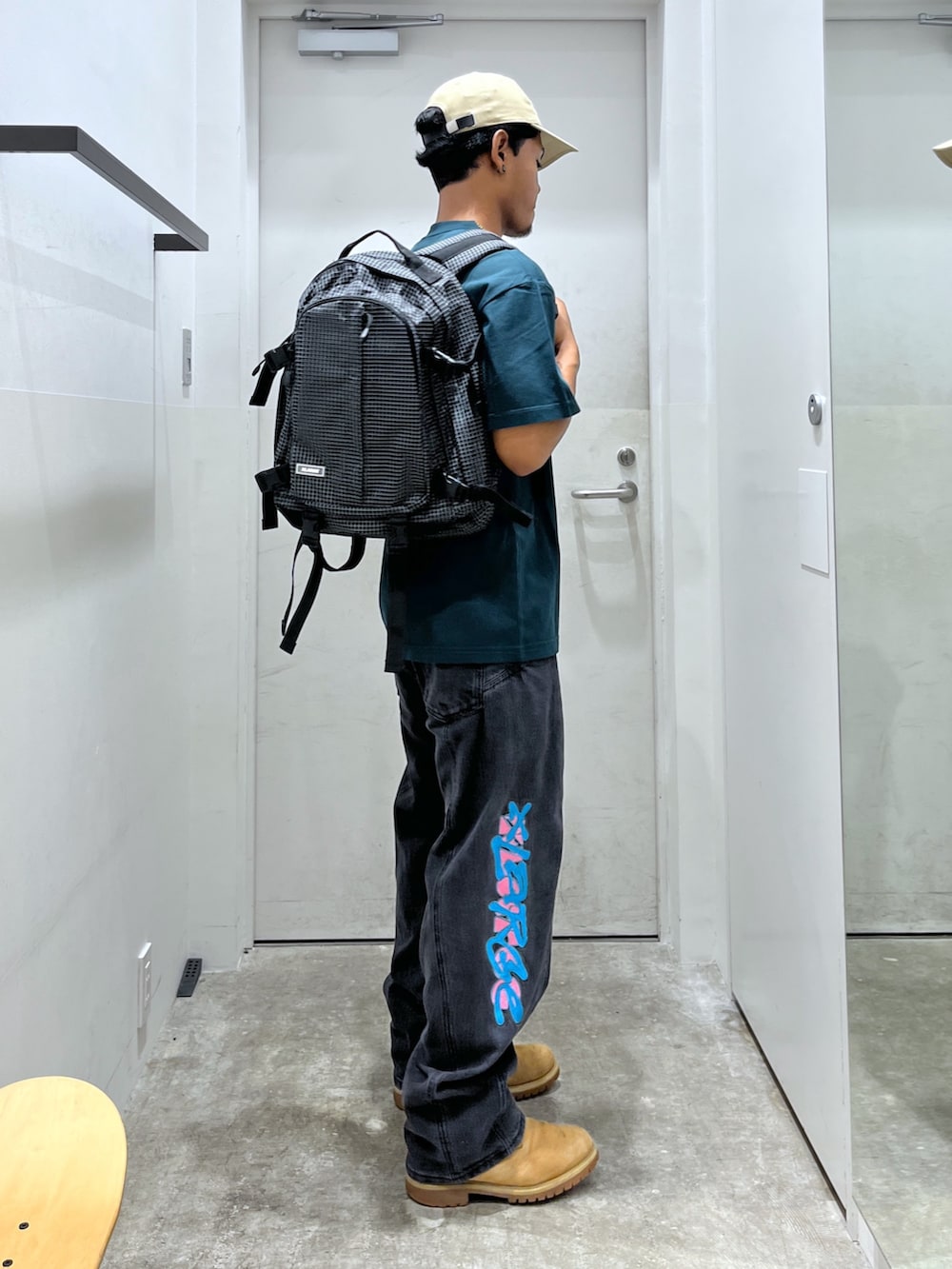 「キャップ、デニムパンツ、デニム、サマー、リュック、Tシャツ」｜「XLARGEのX ANCIENT FUTURISTIC CAP（キャップ、ベージュ系）」を使った、CHRISさん（骨格ウェーブ・メンズ・172cm）の夏コーディネートの2枚目の写真
