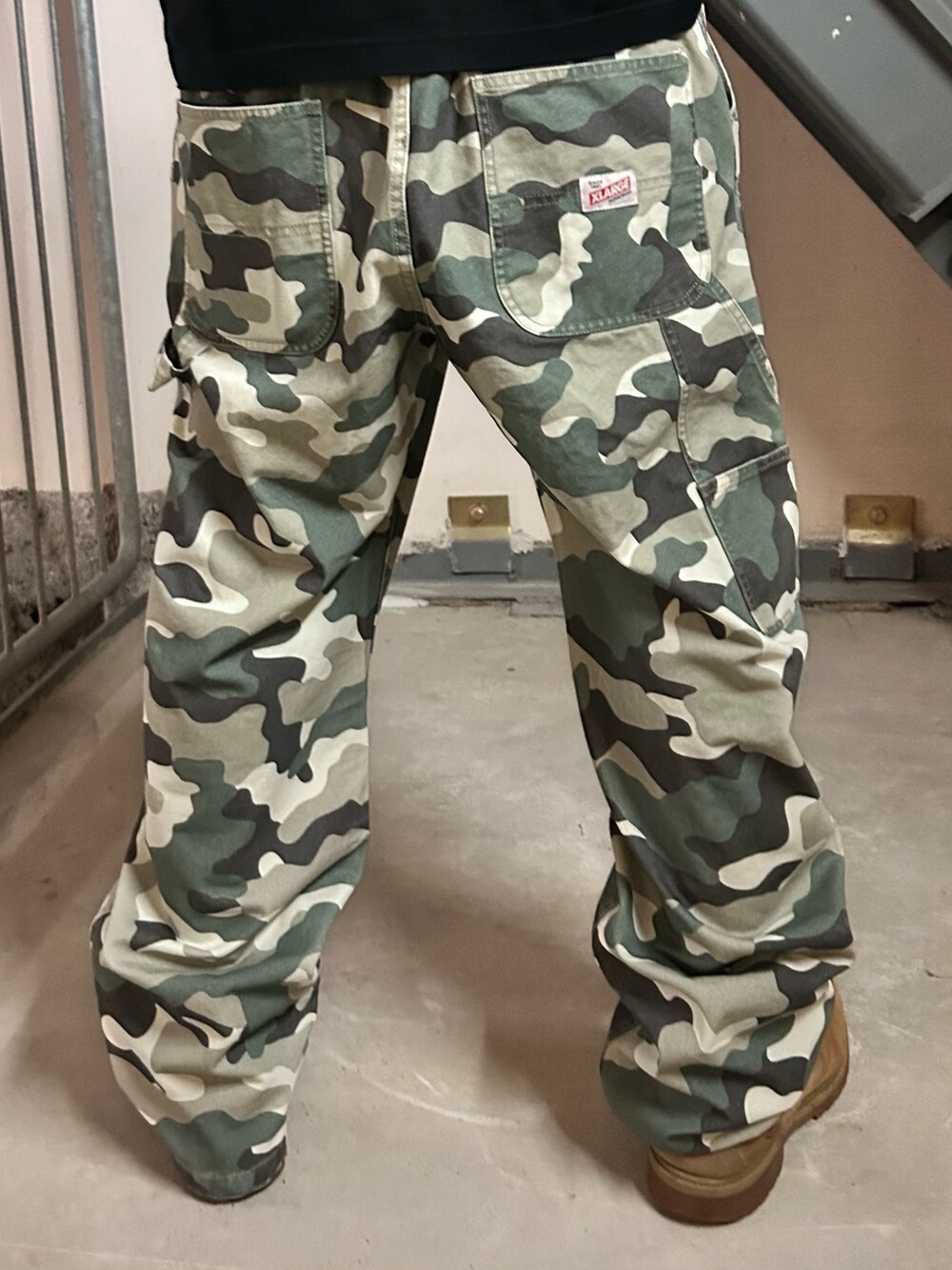 ホワイト系のTシャツ/カットソー、ブラウン系のシャツ/ブラウス、ブルー系のその他パンツを着用したメンズの夏コーディネートの5枚目の写真