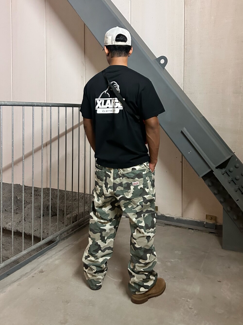 ブラック系のTシャツ/カットソー、その他のその他パンツ、オレンジ系のショルダーバッグを着用したメンズの夏コーディネートの2枚目の写真