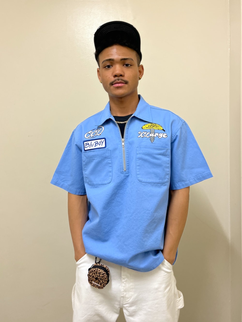 「シャツ、キャップ、小物、レオパード」｜「XLARGEのXLARGE×Blu Boy HALF ZIP S/S WORK SHIRT（シャツ/ブラウス、ブルー系）」を使った、CHRISさん（メンズ・172cm）の春コーディネートの2枚目の写真