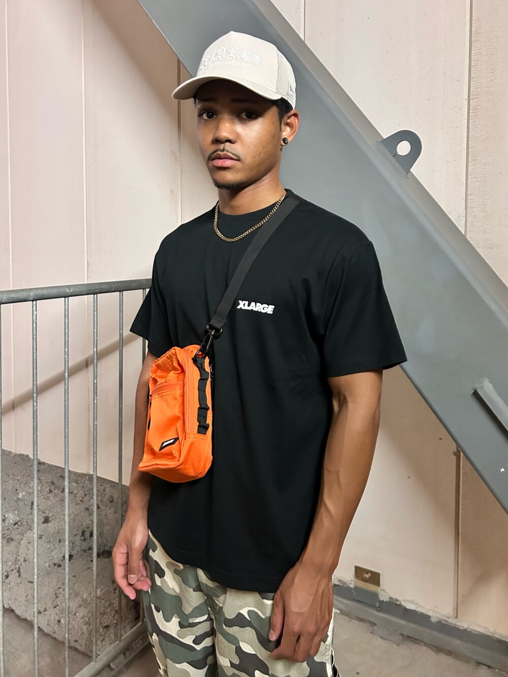 ブラック系のTシャツ/カットソー、その他のその他パンツ、オレンジ系のショルダーバッグを着用したメンズの夏コーディネートの3枚目の写真