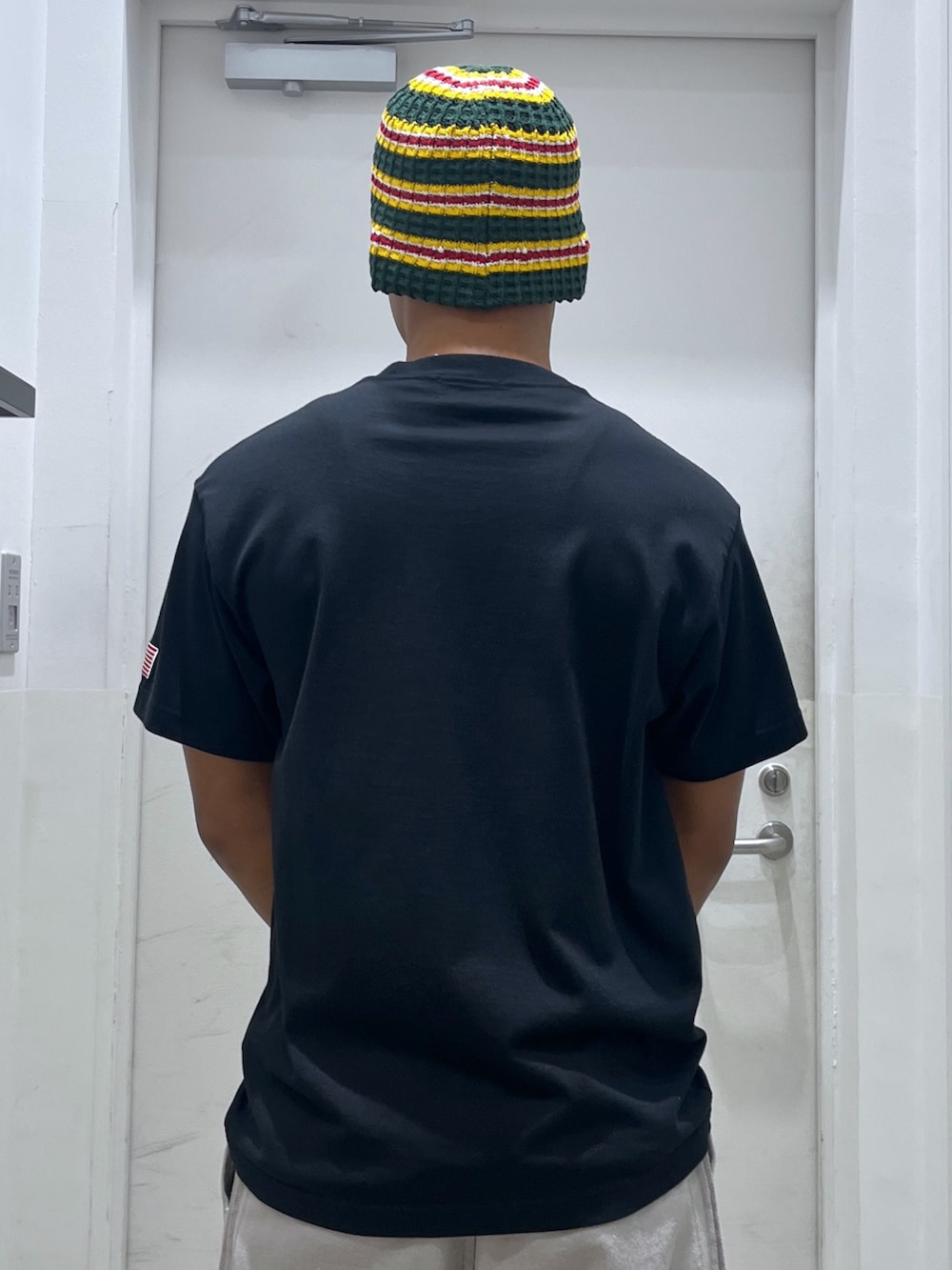 「ニット帽、サマー、カーゴパンツ、Tシャツ、XLARGE、コラボ」｜「XLARGEのWASHED CARGO PANTS（カーゴパンツ、グレー系）」を使った、CHRISさん（骨格ウェーブ・メンズ・172cm）の夏コーディネートの3枚目の写真