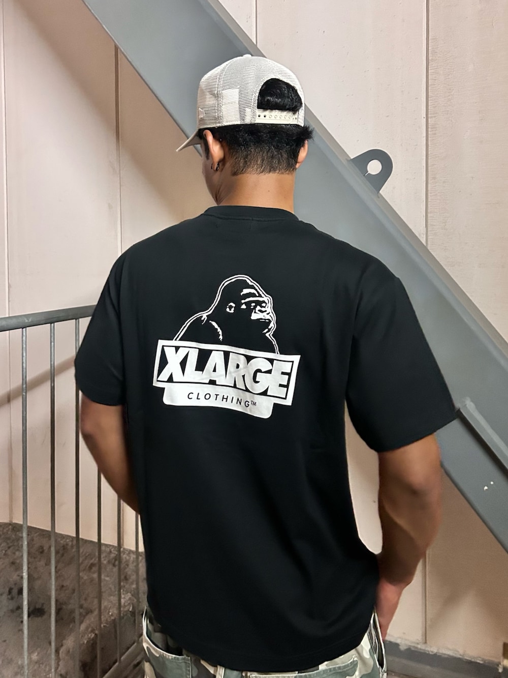 ブラック系のTシャツ/カットソー、その他のその他パンツ、オレンジ系のショルダーバッグを着用したメンズの夏コーディネートの4枚目の写真