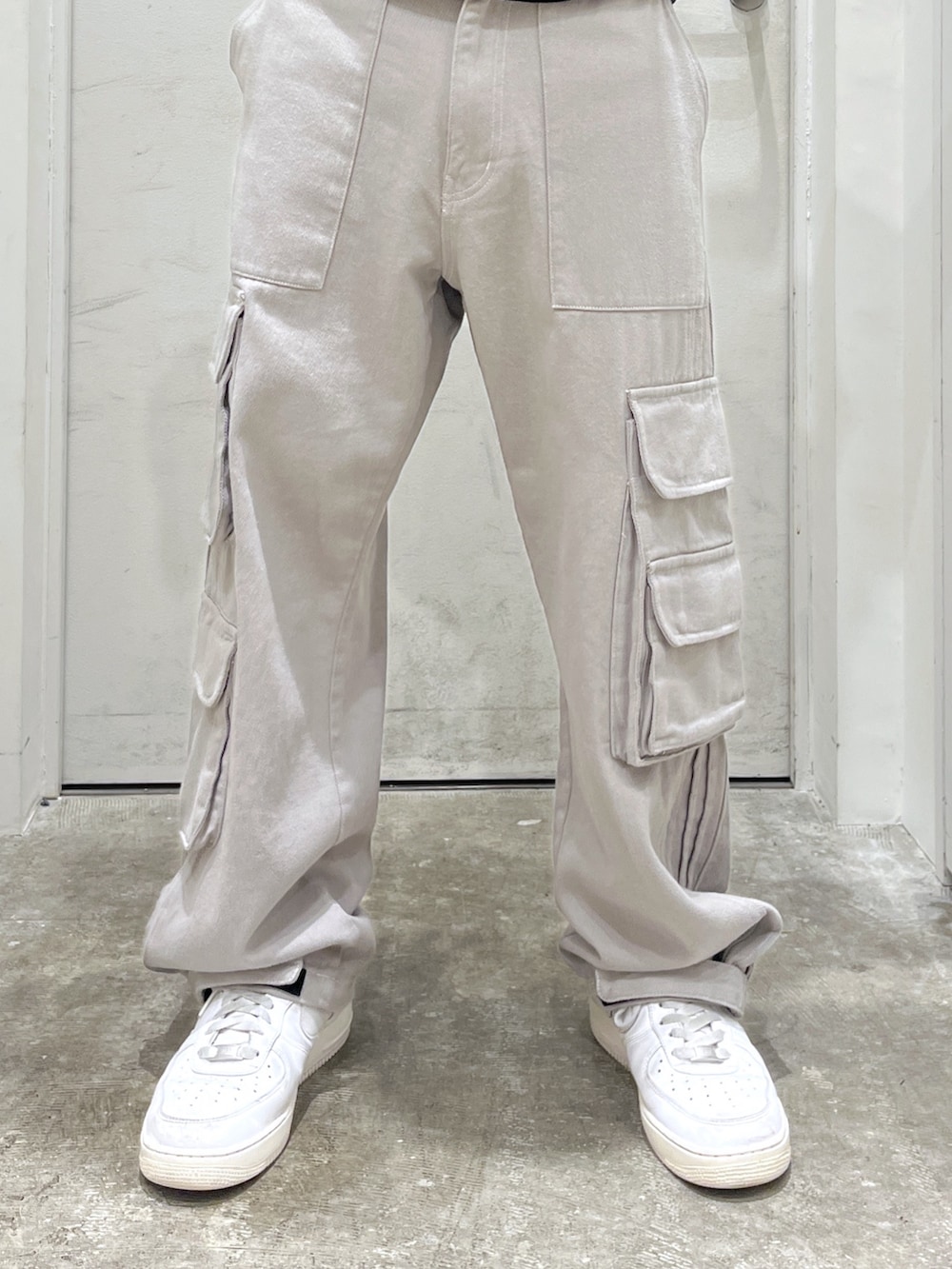 「サマー、カーゴパンツ、Tシャツ、XLARGE、ショルダーバッグ、キャップ」｜「XLARGEのWASHED CARGO PANTS（カーゴパンツ、グレー系）」を使った、CHRISさん（骨格ウェーブ・メンズ・172cm）の夏コーディネートの4枚目の写真