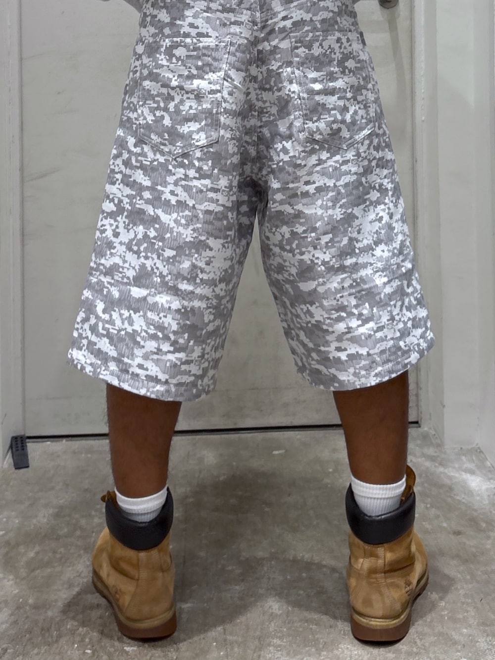 グレー系のスウェット、ホワイト系のその他パンツ、ブルー系のキャップを着用したメンズの秋コーディネートの6枚目の写真