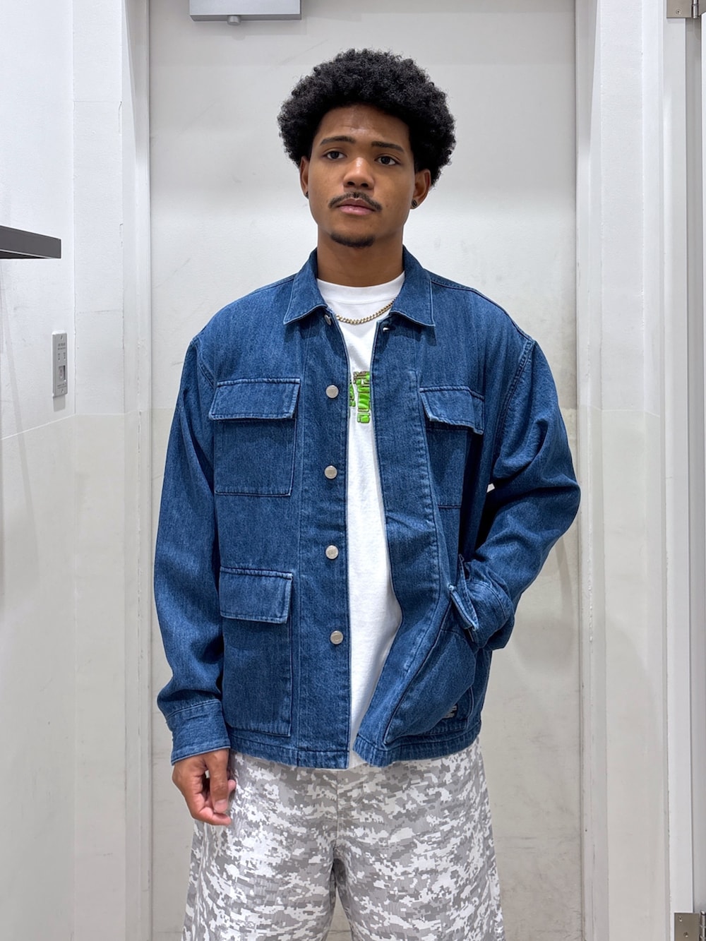 ブルー系のその他アウター、ホワイト系のTシャツ/カットソー、ホワイト系のその他パンツを着用したメンズの秋コーディネートの3枚目の写真