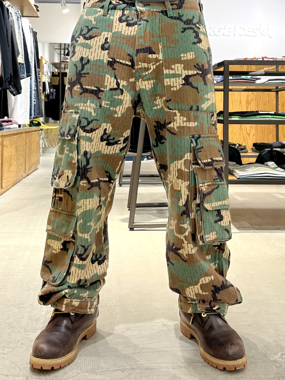 「カーゴパンツ、Tシャツ、キャップ、ドゥーラグ、メイサイ柄、XLARGE」｜「XLARGEのXLARGE 91 LAYERD L/S TEE（Tシャツ/カットソー、ブラック系）」を使った、CHRISさん（骨格ウェーブ・メンズ・172cm）の春コーディネートの3枚目の写真