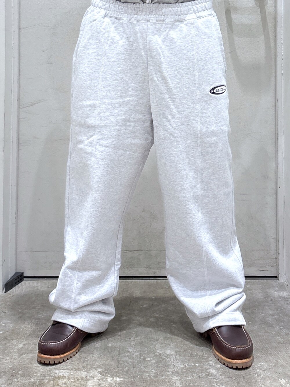 グレー系のスウェットパンツ、ブラウン系のニット/セーター、その他のショルダーバッグを着用したメンズの秋コーディネートの5枚目の写真