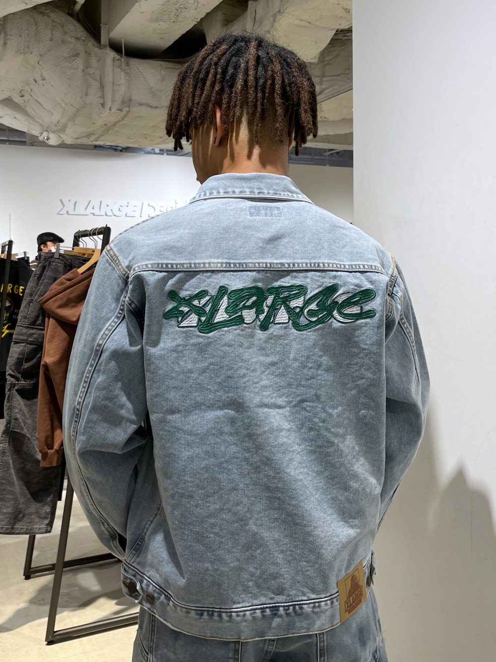 「セットアップ、デニムジャケット、デニムパンツ、春コーデ」｜「XLARGEのアイテム（デニムジャケット、ブルー系）」を使った、CHRISさん（メンズ・172cm）の冬コーディネートの3枚目の写真