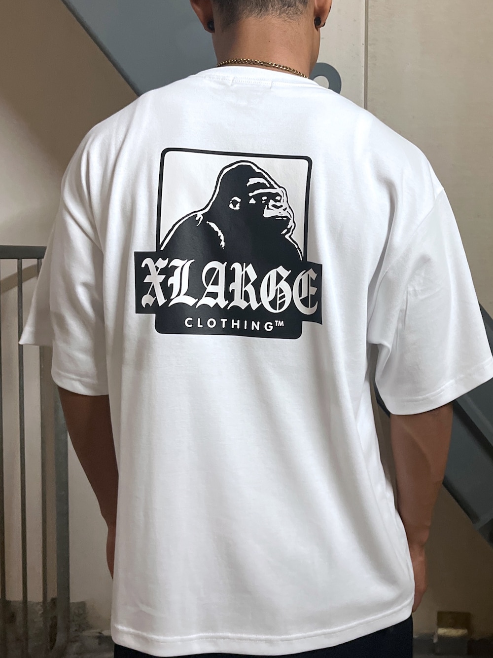 ホワイト系のTシャツ/カットソー、ブラック系のその他パンツ、ブラック系のキャップを着用したメンズの夏コーディネートの3枚目の写真