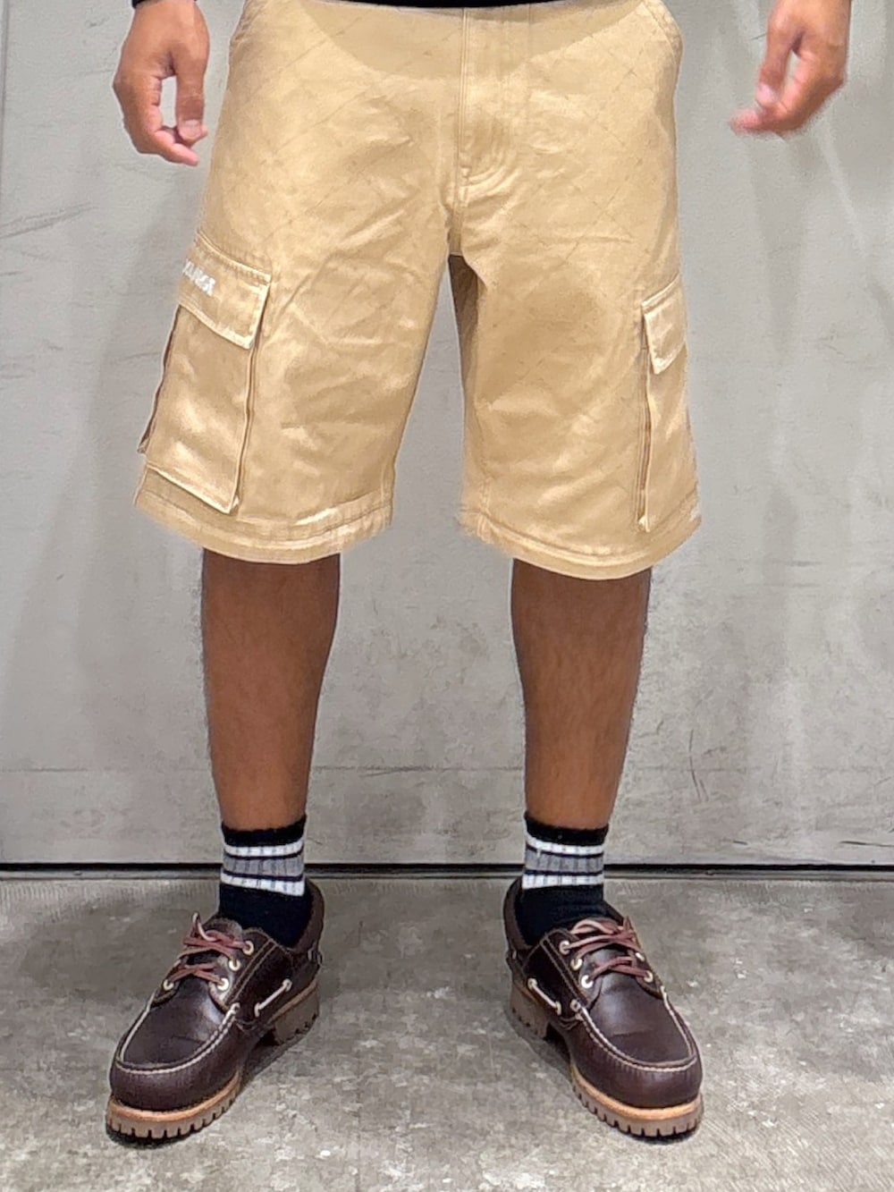 ブラック系のスウェット、ベージュ系のカーゴパンツ、ブルー系のキャップを着用したメンズの秋コーディネートの5枚目の写真