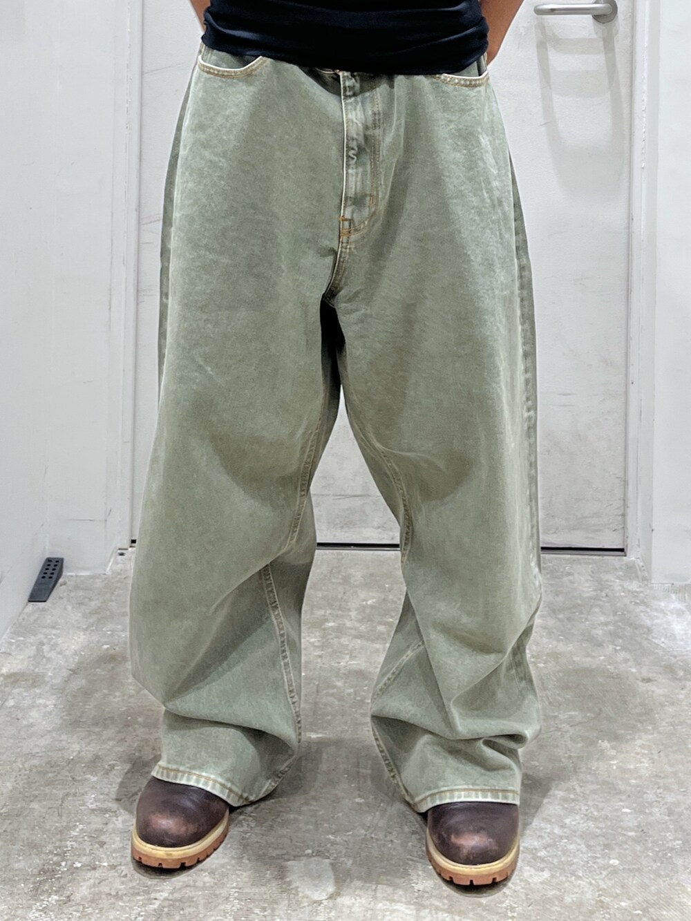 ブラック系のTシャツ/カットソー、グリーン系のデニムパンツ、ブラック系のショルダーバッグを着用したメンズの夏コーディネートの4枚目の写真