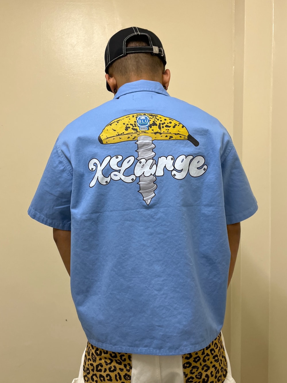 「シャツ、キャップ、小物、レオパード」｜「XLARGEのXLARGE×Blu Boy HALF ZIP S/S WORK SHIRT（シャツ/ブラウス、ブルー系）」を使った、CHRISさん（メンズ・172cm）の春コーディネートの3枚目の写真