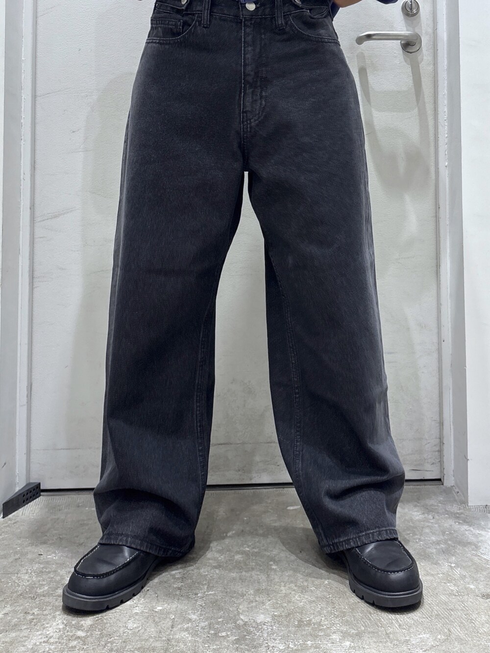 ブラック系のパーカー、パープル系のTシャツ/カットソー、ブラック系のデニムパンツを着用したメンズの秋コーディネートの5枚目の写真