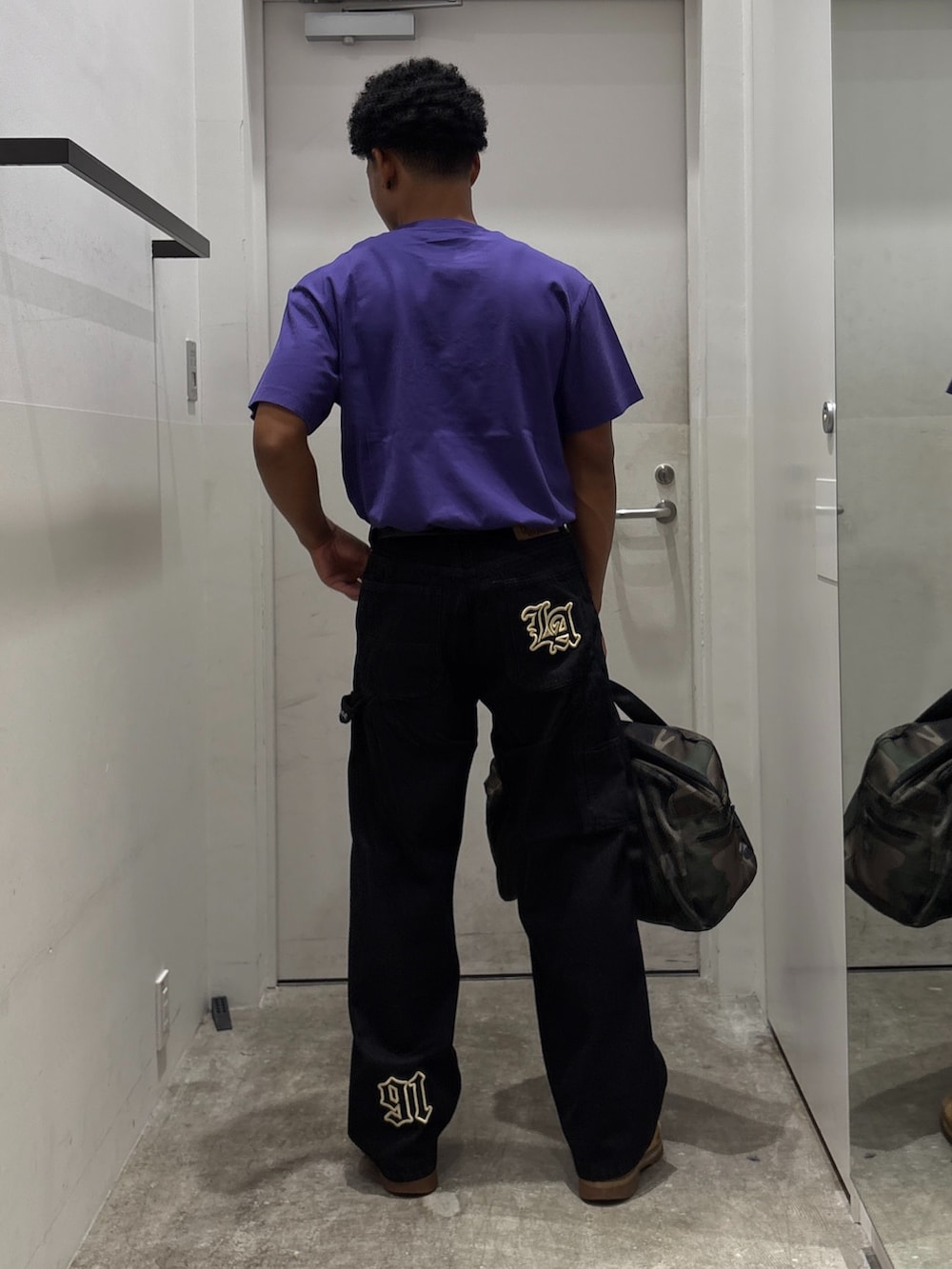 パープル系のTシャツ/カットソー、ブラック系のデニムパンツ、その他のショルダーバッグを着用したメンズの夏コーディネートの2枚目の写真