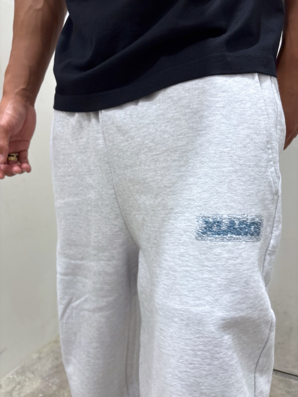 「キャップ、Tシャツ、スウェットパンツ、サマー、XLARGE、コラボ」｜「XLARGEのXLARGE×towndust X LOGO CAP（キャップ、ブラウン系）」を使った、CHRISさん（メンズ・172cm）の夏コーディネートの9枚目の写真