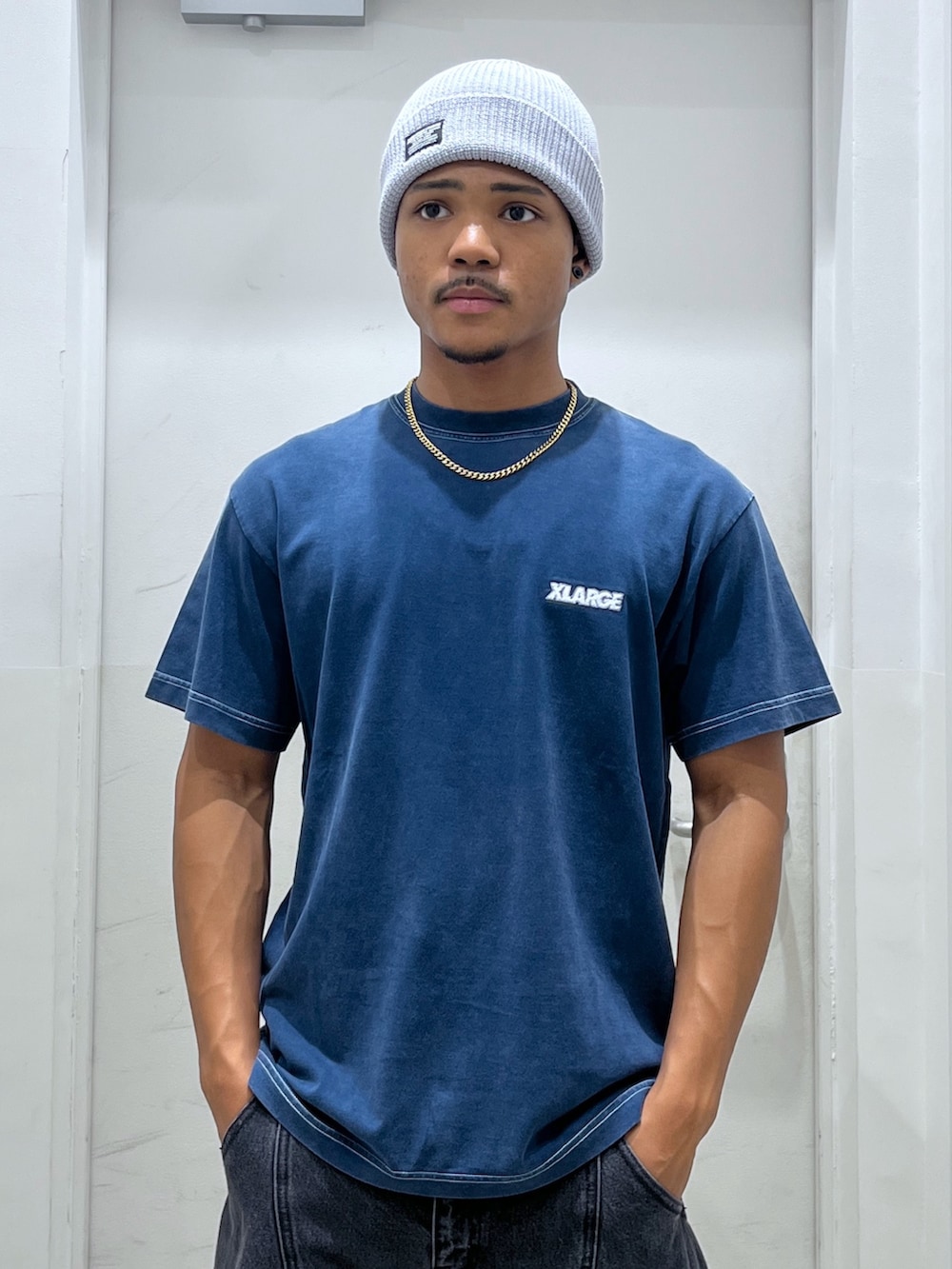「ニット帽、サマー、デニム、デニムパンツ、XLARGE、Tシャツ」｜「XLARGEのCOOL MAX CUFF BEANIE（ニットキャップ/ビーニー、グレー系）」を使った、CHRISさん（骨格ウェーブ・メンズ・172cm）の夏コーディネートの2枚目の写真