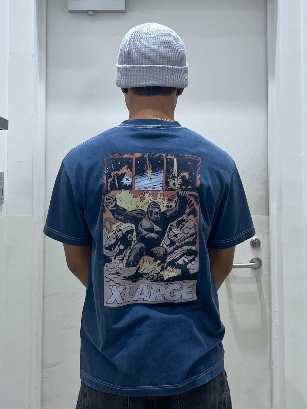 「ニット帽、サマー、デニム、デニムパンツ、XLARGE、Tシャツ」｜「XLARGEのCOOL MAX CUFF BEANIE（ニットキャップ/ビーニー、グレー系）」を使った、CHRISさん（骨格ウェーブ・メンズ・172cm）の夏コーディネートの3枚目の写真