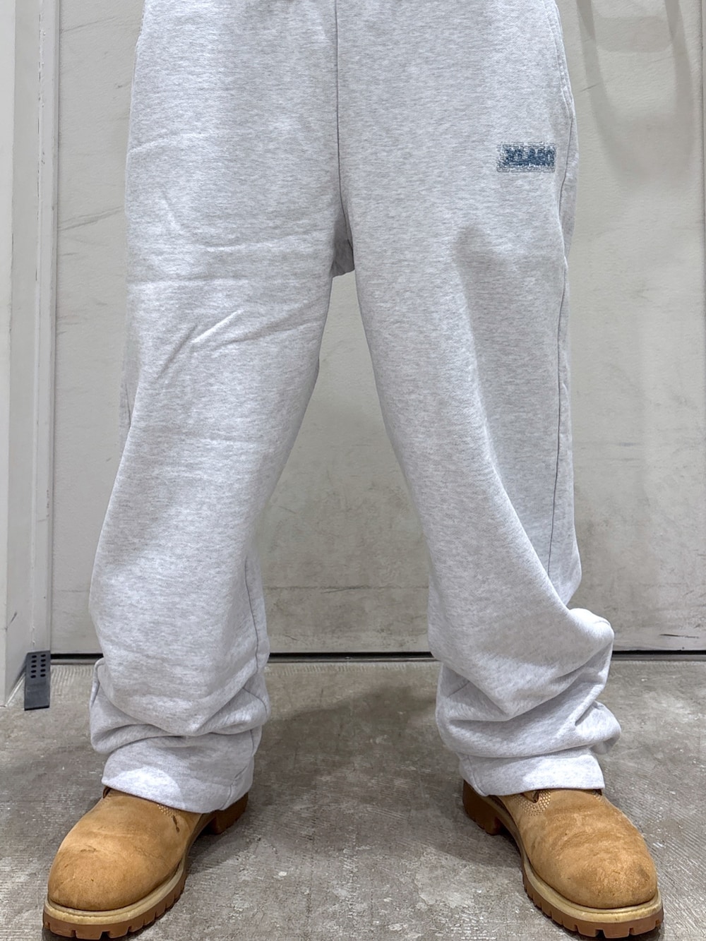 「キャップ、Tシャツ、スウェットパンツ、サマー、XLARGE、コラボ」｜「XLARGEのXLARGE×towndust X LOGO CAP（キャップ、ブラウン系）」を使った、CHRISさん（メンズ・172cm）の夏コーディネートの7枚目の写真
