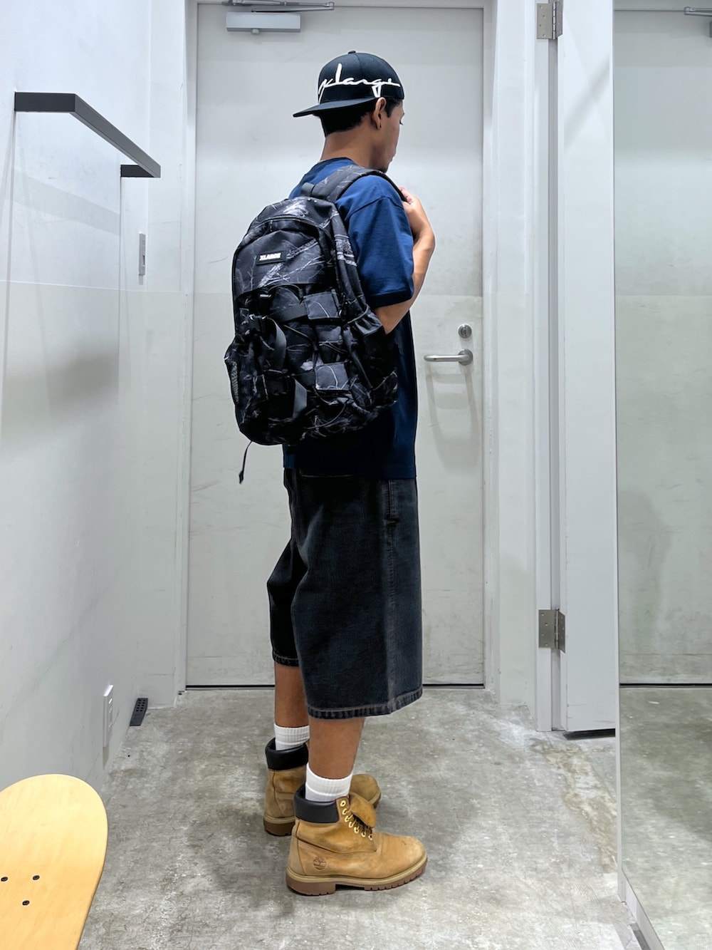 「キャップ、Tシャツ、デニムハーフパンツ、デニムパンツ、リュック、サマー、XLARGE」｜「XLARGEのDISTORTION LOGO CAP（キャップ、ブラック系）」を使った、CHRISさん（骨格ウェーブ・メンズ・172cm）の夏コーディネートの2枚目の写真