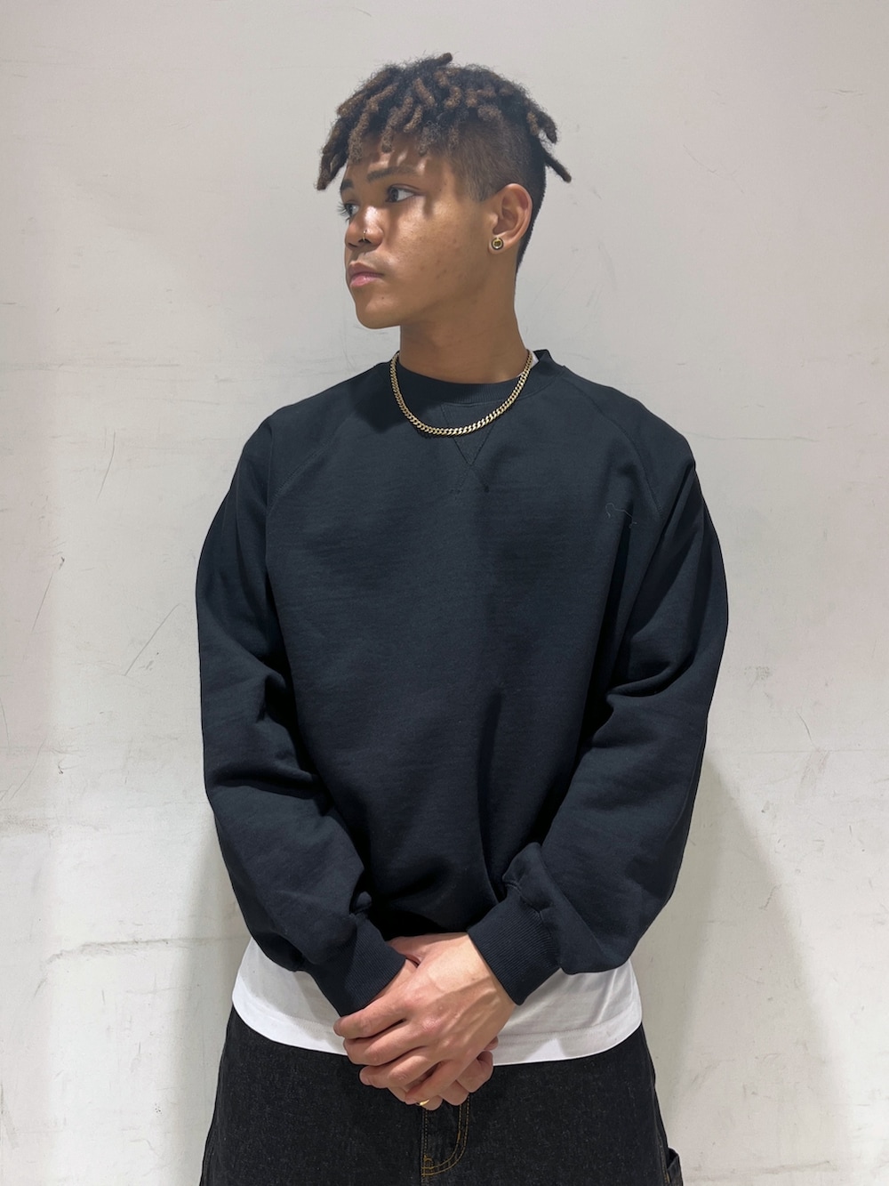 「スウェット、デニムショートパンツ」｜「XLARGEのMILITARY RAGLAN CREWNECK SWEATSHIRT（スウェット、ブラック系）」を使った、CHRISさん（メンズ・172cm）の春コーディネートの2枚目の写真