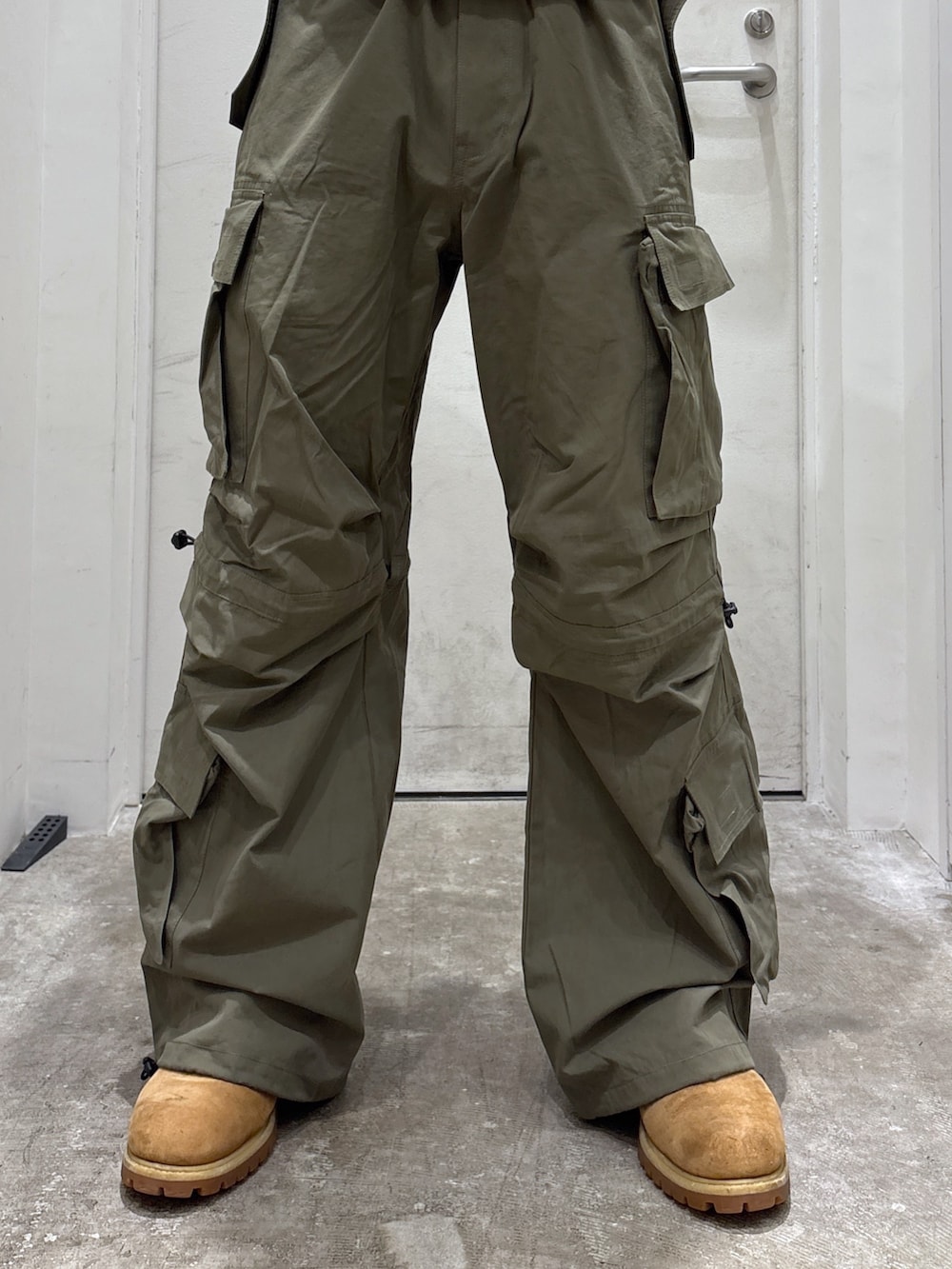 「ベスト、Tシャツ、カーゴパンツ、フォール、XLARGE」｜「XLARGEのPATCHED CANVAS VEST（ベスト、ブラック系）」を使った、CHRISさん（骨格ウェーブ・メンズ・172cm）の夏コーディネートの7枚目の写真