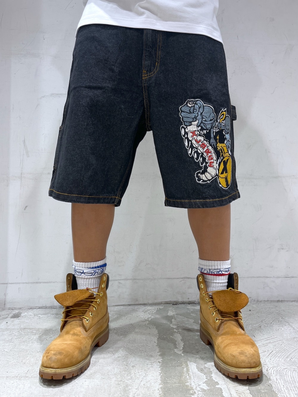 「スウェット、デニムショートパンツ」｜「XLARGEのMILITARY RAGLAN CREWNECK SWEATSHIRT（スウェット、ブラック系）」を使った、CHRISさん（メンズ・172cm）の春コーディネートの3枚目の写真