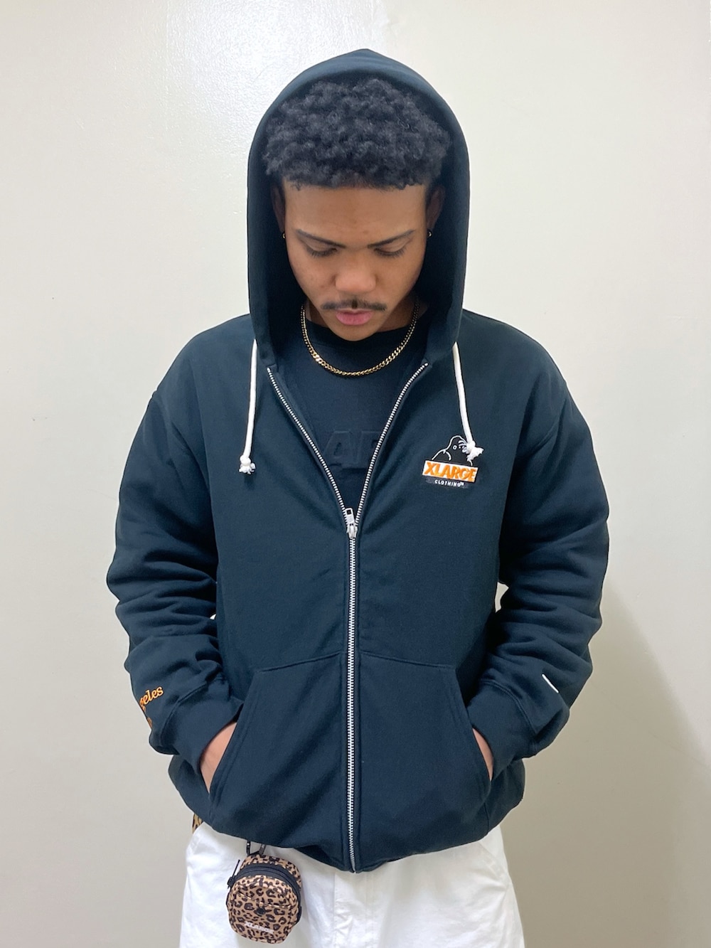 「パーカー、チャンピオン、XLARGE」｜「XLARGEのSOFT EARPHONE CASE（スマホグッズ、ベージュ系）」を使った、CHRISさん（メンズ・172cm）の春コーディネートの3枚目の写真