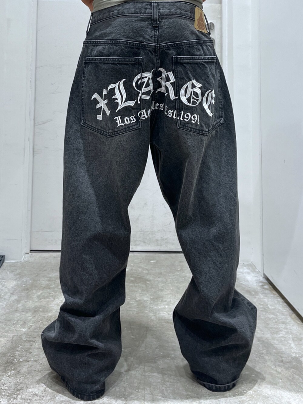 ブラック系のショルダーバッグ、ブラック系のデニムパンツ、イエロー系のTシャツ/カットソーを着用したメンズの夏コーディネートの4枚目の写真