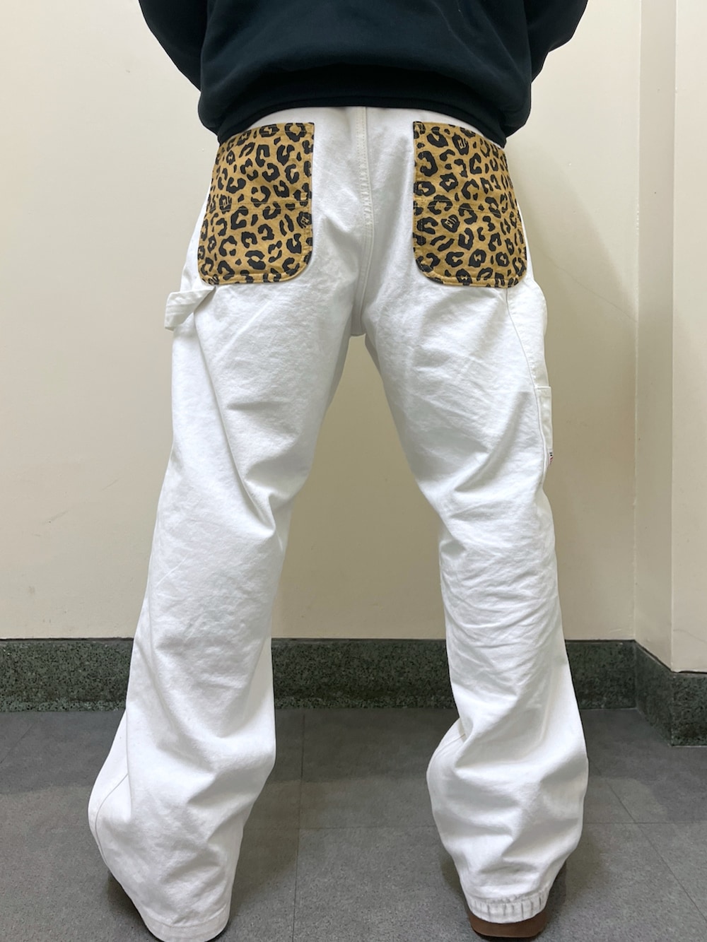 「シャツ、キャップ、小物、レオパード」｜「XLARGEのXLARGE×Blu Boy HALF ZIP S/S WORK SHIRT（シャツ/ブラウス、ブルー系）」を使った、CHRISさん（メンズ・172cm）の春コーディネートの5枚目の写真