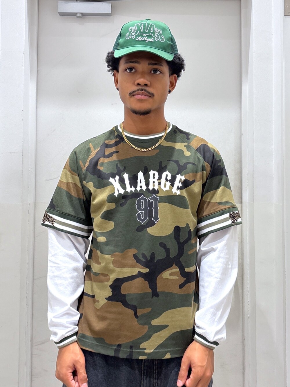 その他のTシャツ/カットソー、ブラック系のデニムパンツ、グリーン系のキャップを着用したメンズの夏コーディネートの3枚目の写真