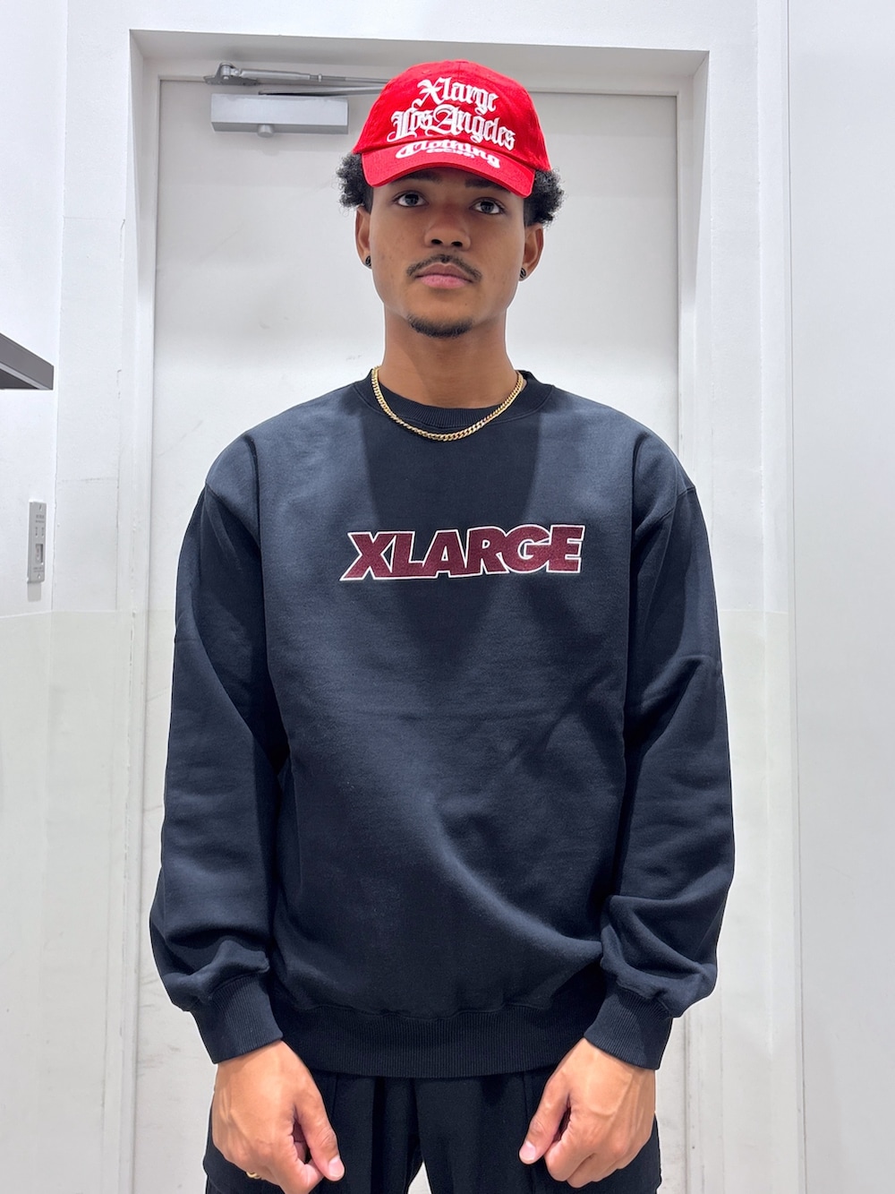 「スウェット、ハーフパンツ、キャップ、フォール、XLARGE」｜「XLARGEのOLD ENGLISH 6PANEL SNAPBACK CAP（キャップ、レッド系）」を使った、CHRISさん（骨格ウェーブ・メンズ・172cm）の夏コーディネートの4枚目の写真
