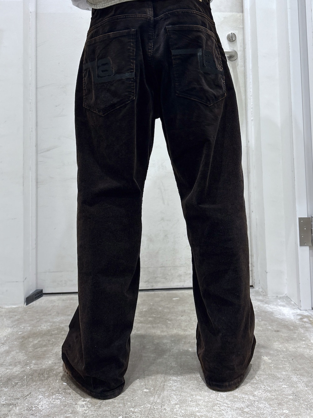 ホワイト系のブルゾン、ブラック系のその他パンツ、グレー系のキーホルダーを着用したメンズの秋コーディネートの6枚目の写真