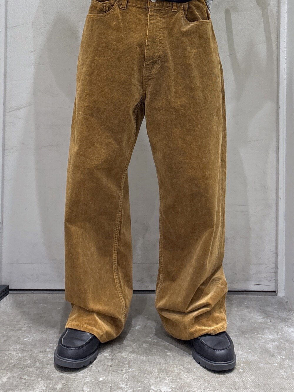 ベージュ系のバックパック/リュック、ブラック系のスウェット、ブラウン系のその他パンツを着用したメンズの秋コーディネートの6枚目の写真