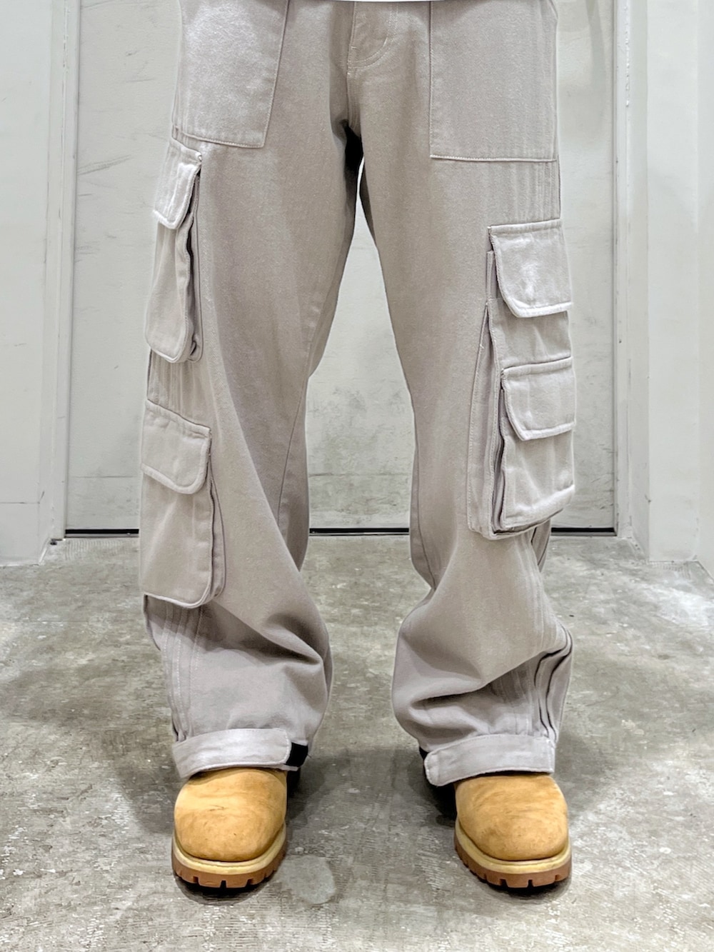 「ニット帽、サマー、カーゴパンツ、Tシャツ、XLARGE、コラボ」｜「XLARGEのWASHED CARGO PANTS（カーゴパンツ、グレー系）」を使った、CHRISさん（骨格ウェーブ・メンズ・172cm）の夏コーディネートの4枚目の写真